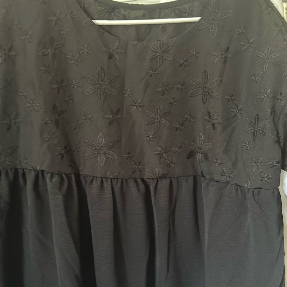 069. Elegant Black Floral Women's Blouse